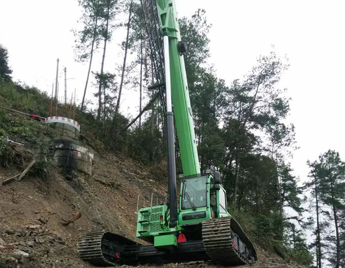 HDT C32, HDT C40 series telescopic crawler crane hoisting construction tenders in Hunan Suining highway bridge pier